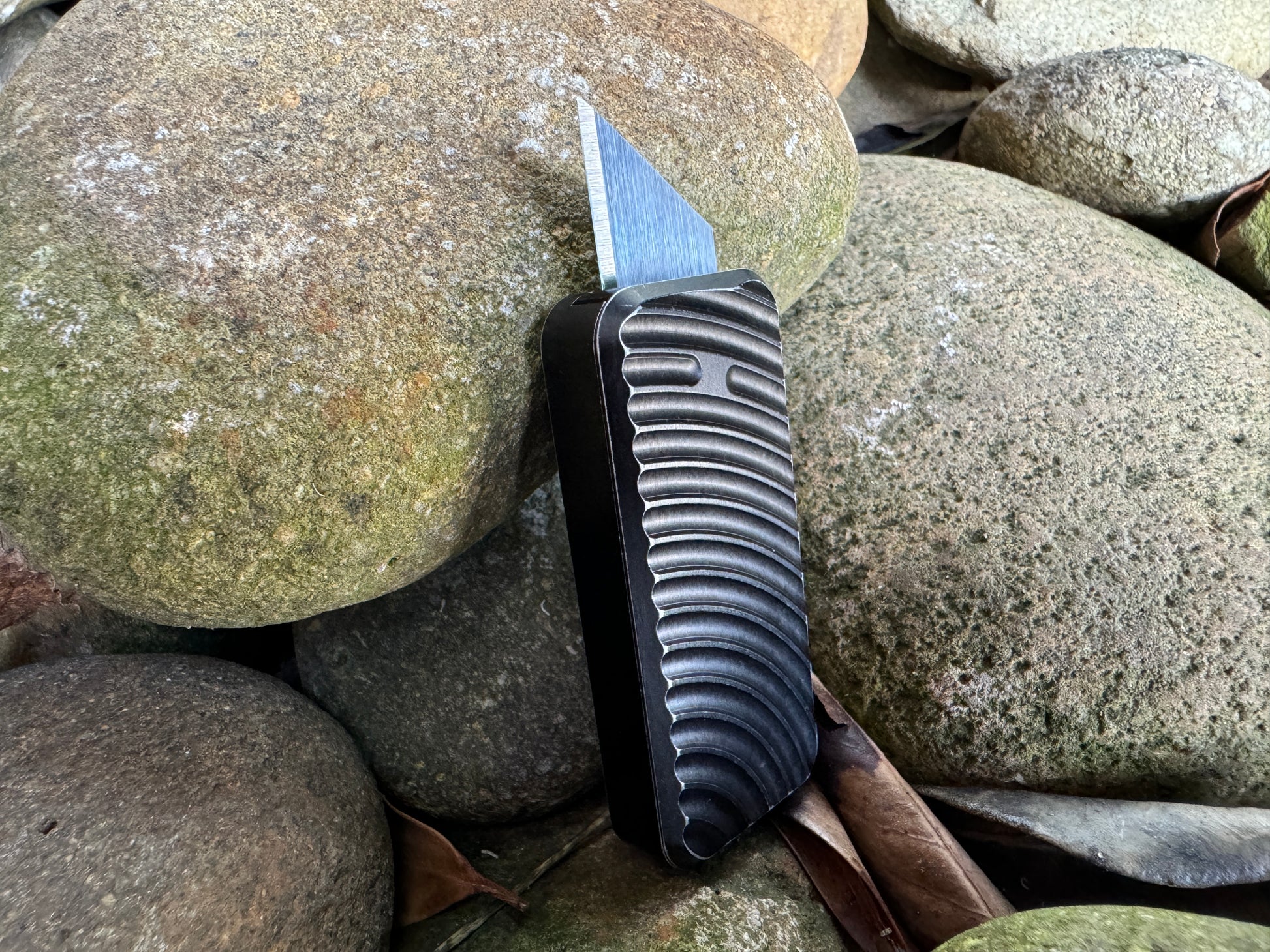 RiveryMFG Zero-6061 Aluminum Black utility knife with original pattern