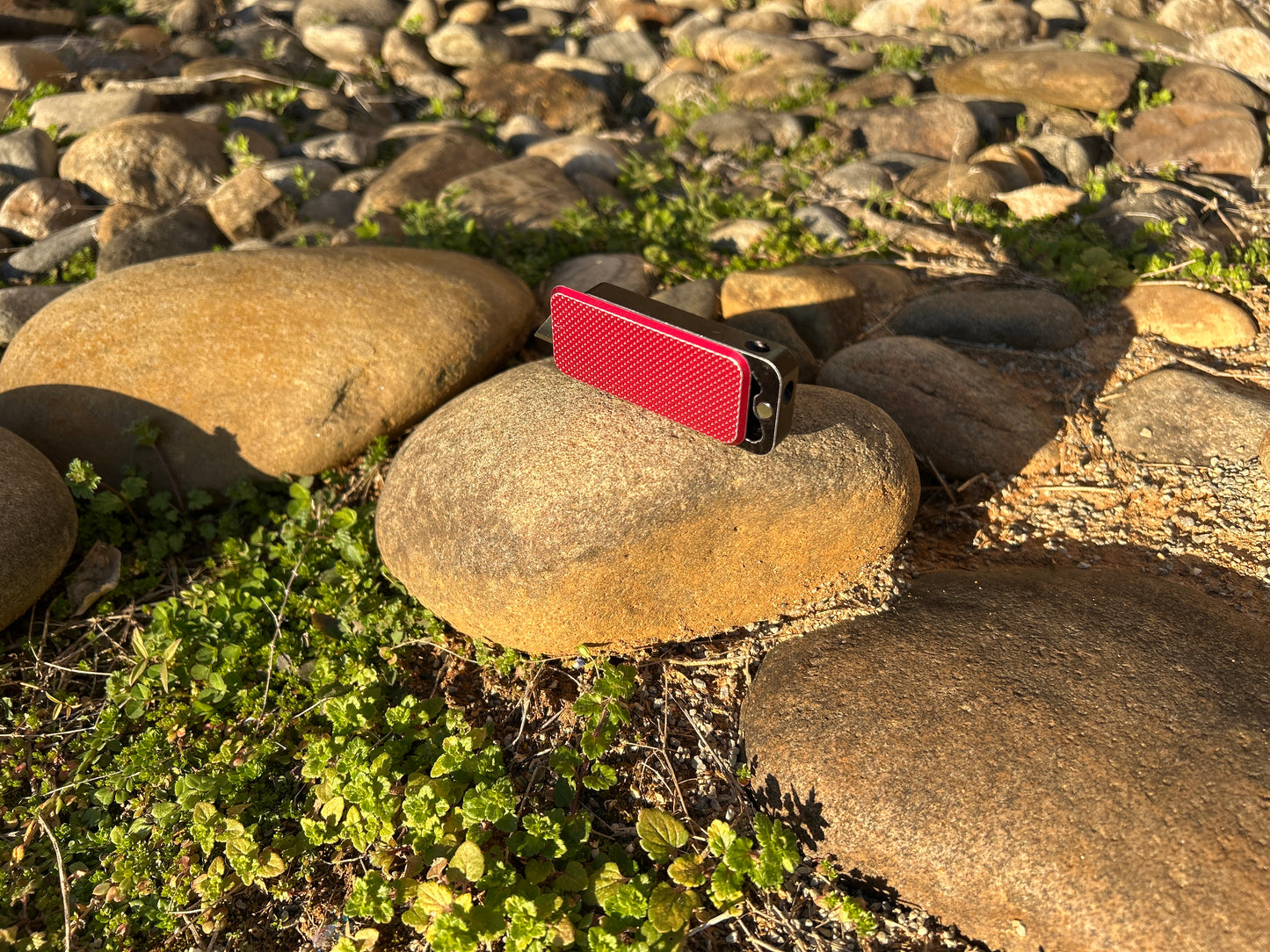 RiveryMFG Zero custom combination utility knife with knurl red lid and black base.